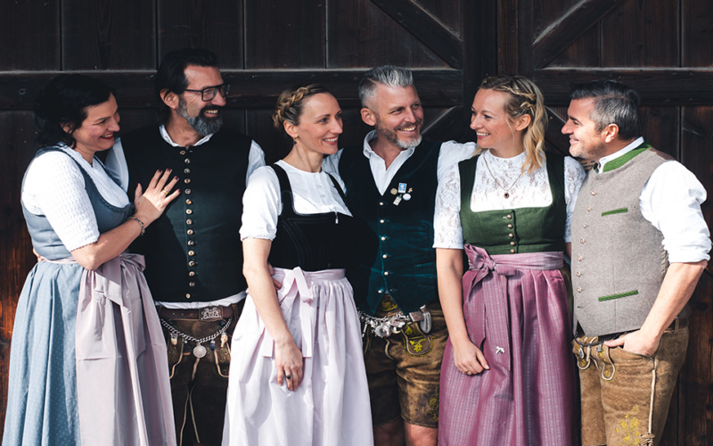 Stehen für moderne Gastronomie mit Herzblut: Anja und Hans Schmölz, Nina und Markus Bauer, Nadine und Victor Fischer. Fotos: MAHAVI-Group